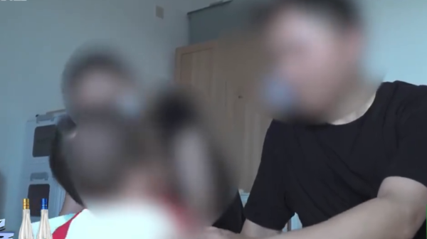 红和古 夫妻与他人合租期间生娃遭室友投诉，房东要求3日内搬离！网友吵翻了