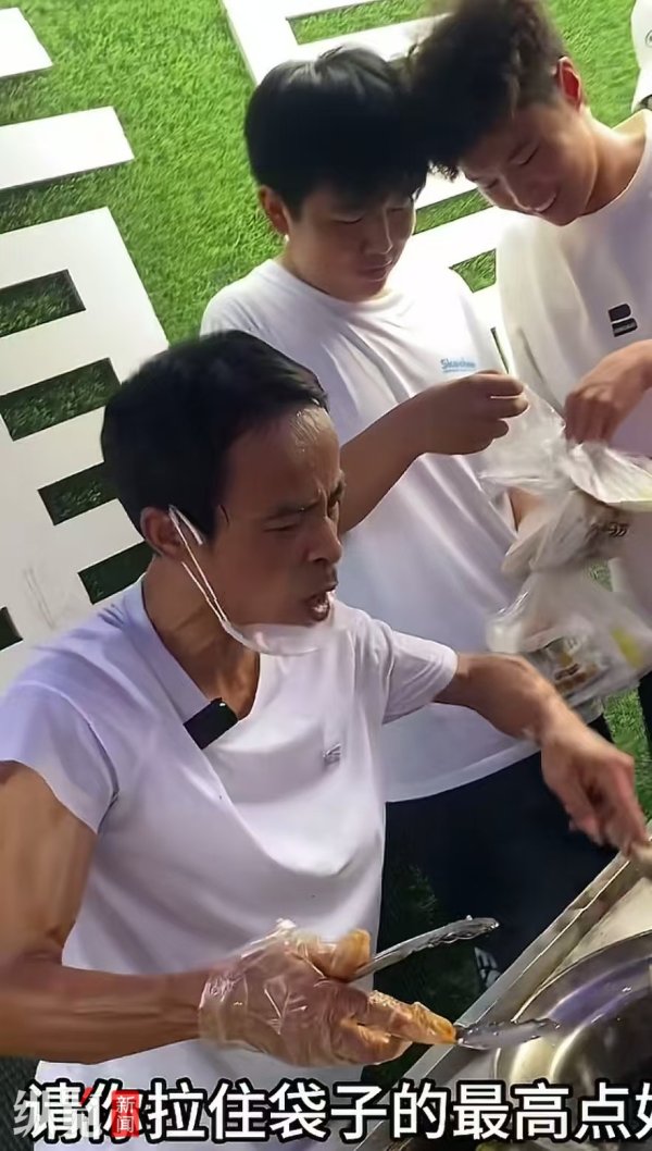 日升策略 纵览热点｜江西景德镇一炸鸡排摊主爆火网络，当地城管成立专班维持现场秩序，还特地为他安排了新摊位